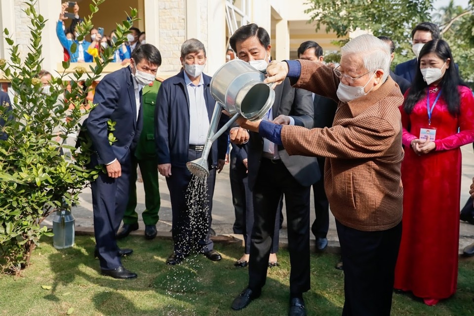 Tổng Bí thư Nguyễn Phú Trọng trồng cây nhân dịp dự Ngày hội đại đoàn kết toàn dân tộc tại thôn 5, xã Yên Sở, huyện Hoài Đức, Hà Nội, ngày 14/11/2021