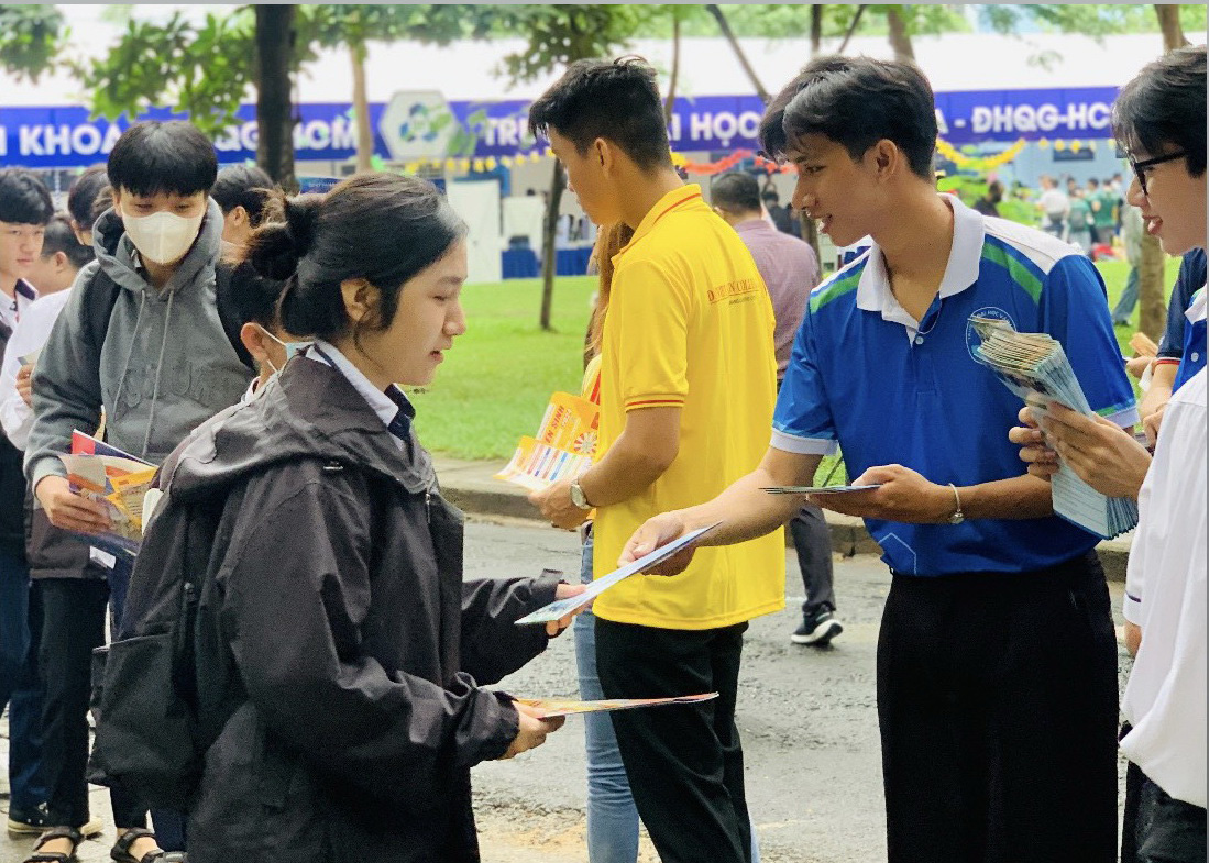 Ngày tư vấn xét tuyển đại học cao đẳng 2024 thu hút đông đảo học sinh đến tham dự - Ảnh: NGUYỄN LÊ PHƯỚC VĨNH