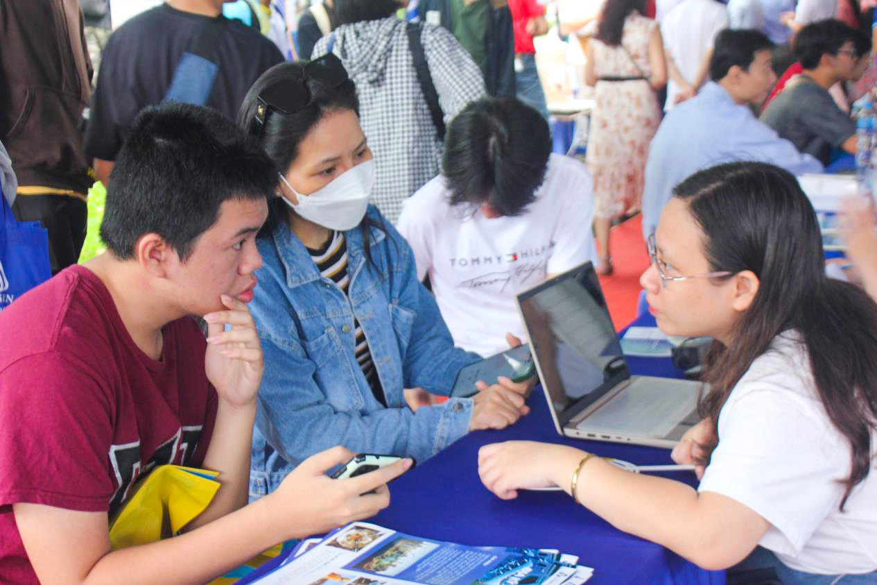 Huỳnh Khải Nguyên cùng mẹ tìm hiểu về ngành kỹ thuật xây dựng - Ảnh: TRANG PHẠM