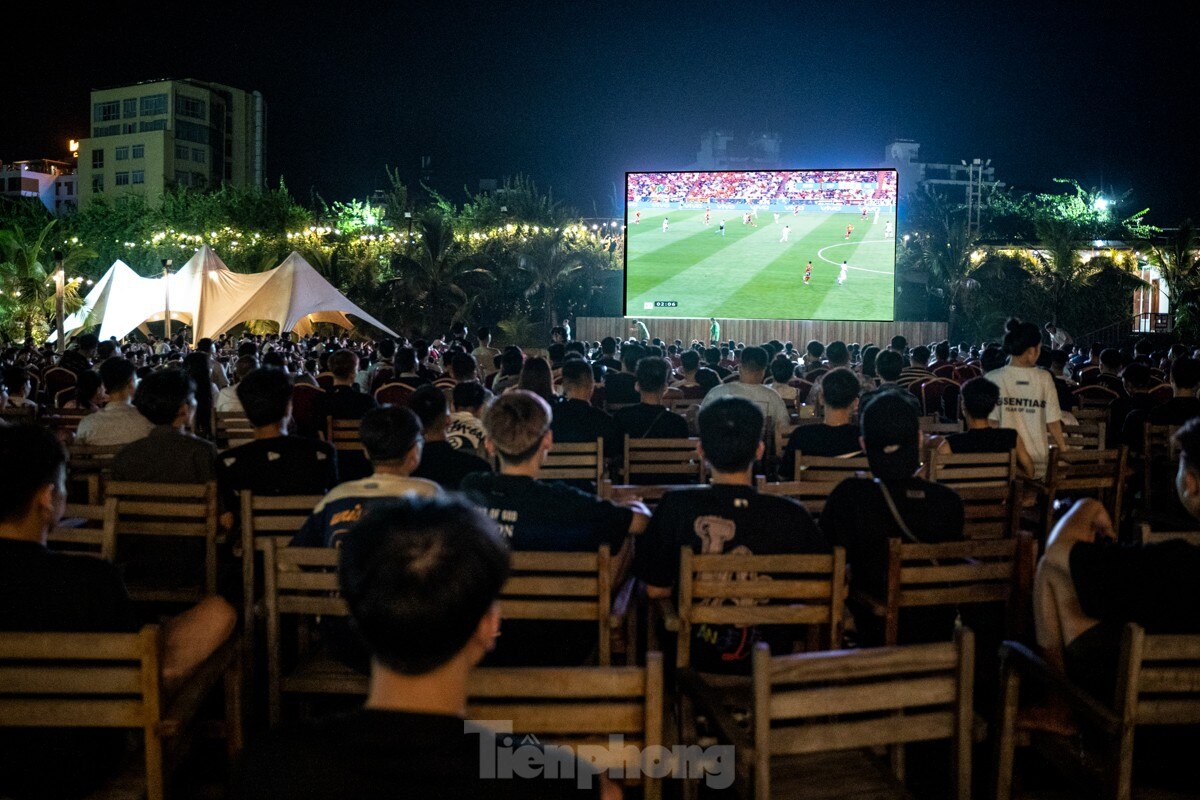 Hàng quán ở Hà Nội đông nghịt khán giả tụ tập xuyên đêm xem bán kết Euro 2024 ảnh 2