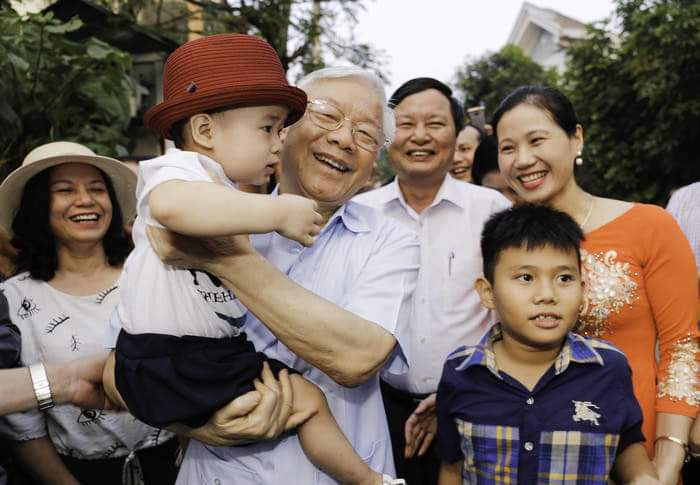 Tổng Bí thư Nguyễn Phú Trọng trong dịp thăm hỏi lão thành cách mạng, Mẹ Việt Nam Anh hùng tại phường Hưng Dũng, TP Vinh năm 2017. Ảnh tư liệu: BTG