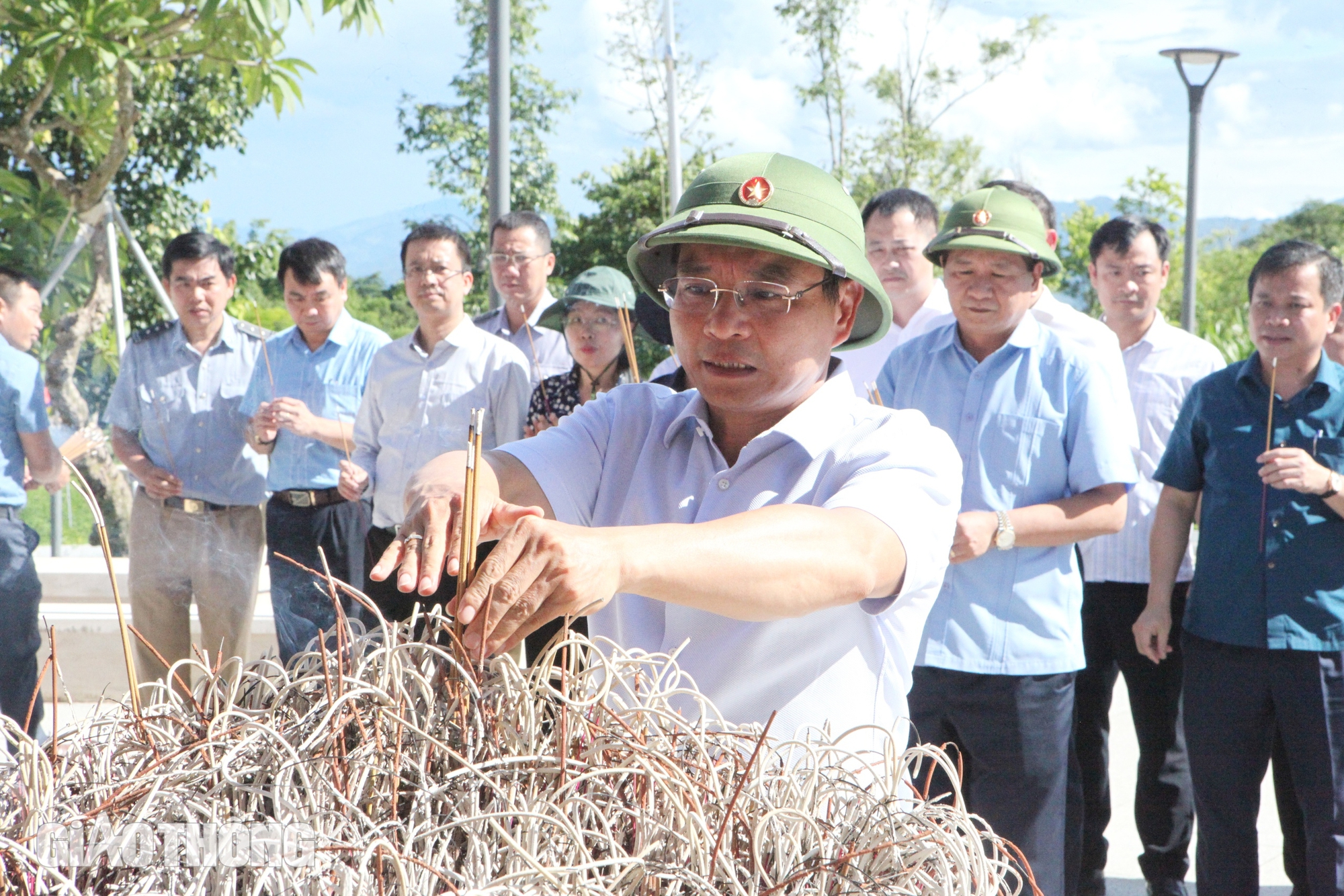 Bộ trưởng Bộ GTVT dâng hương, tri ân các Anh hùng liệt sĩ tại Điện Biên- Ảnh 3.