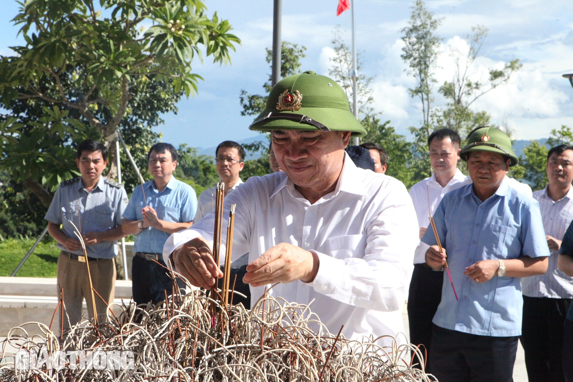 Bộ trưởng Bộ GTVT dâng hương, tri ân các Anh hùng liệt sĩ tại Điện Biên- Ảnh 4.