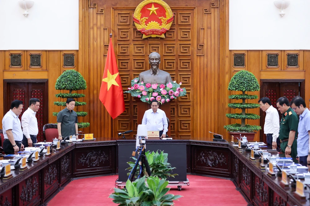 Thủ tướng Phạm Minh Chính cùng các đại biểu thành kính dành một phút mặc niệm tưởng nhớ Tổng Bí thư Nguyễn Phú Trọng - nhà lãnh đạo lỗi lạc, trọn đời vì nước, vì dân.jpg