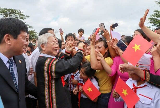 Tổng Bí thư, Chủ tịch nước Nguyễn Phú Trọng với người dân Dur Kmăl, tại Ngày hội Đại đoàn kết các dân tộc năm 2018.