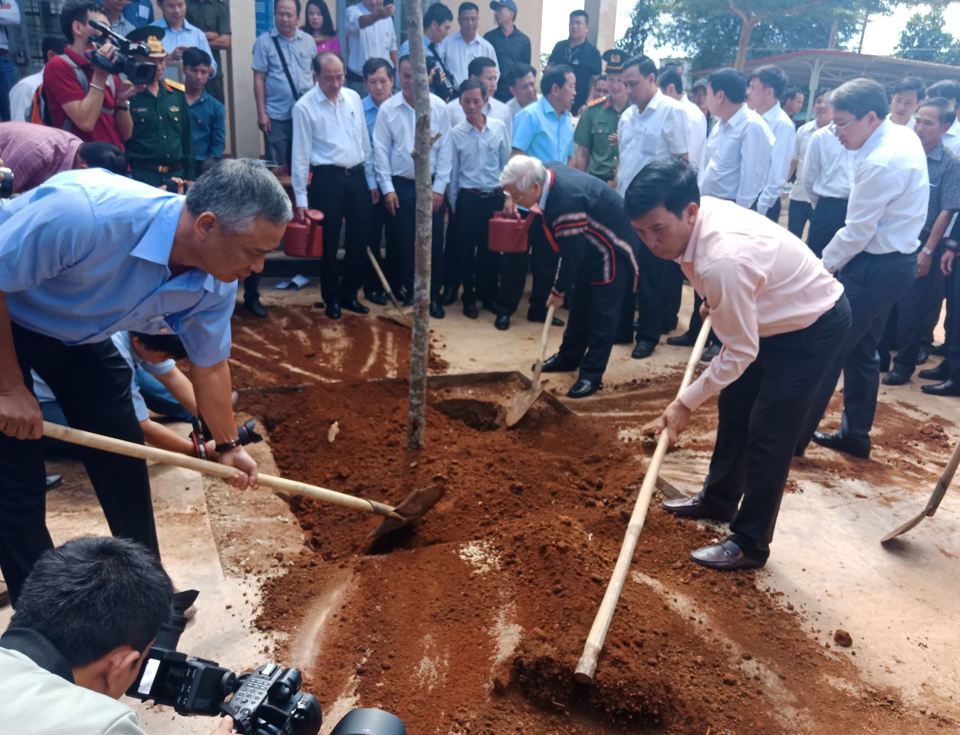 Tổng Bí thư, Chủ tịch nước Nguyễn Phú Trọng trồng cây sao đen lưu niệm tại trụ sở UBND xã Dur Kmăl.