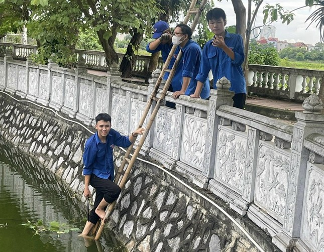 Thanh niên dọn đường làng ngõ xóm chuẩn bị Quốc tang Tổng Bí thư Nguyễn Phú Trọng ở quê nhà ảnh 2