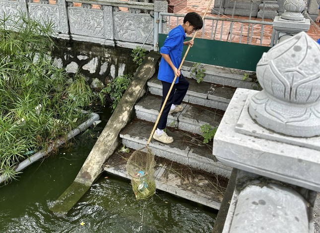 Thanh niên dọn đường làng ngõ xóm chuẩn bị Quốc tang Tổng Bí thư Nguyễn Phú Trọng ở quê nhà ảnh 3