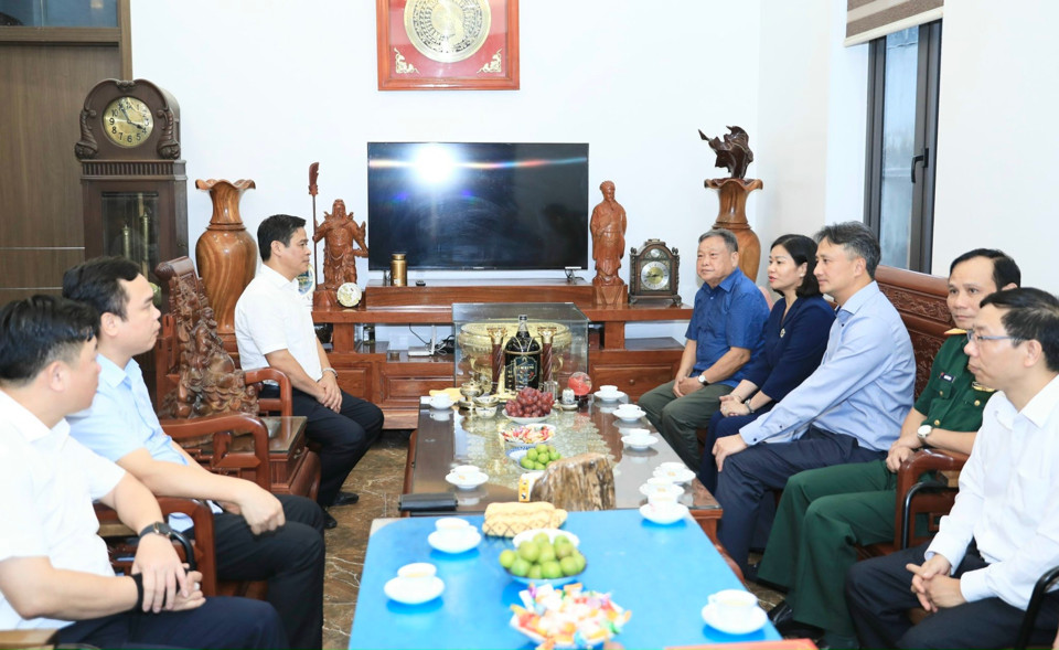 Phó Bí thư Thường trực Thành ủy Nguyễn Thị Tuyến thăm hỏi gia đình thương binh Hoàng Ngọc Thành, xã Hợp Thanh (huyện Mỹ Đức).