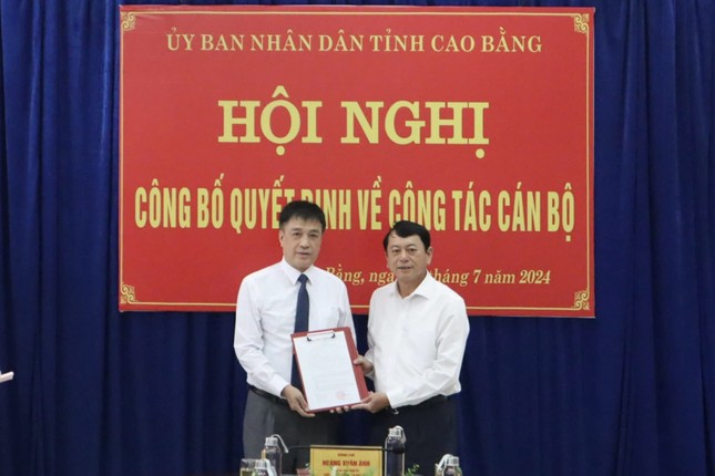 Tân Phó giám đốc Sở TNMT tỉnh Cao Bằng Nguyễn Thành Hải (bìa trái) nhận quyết định bổ nhiệm. Ảnh: Diệu Linh.