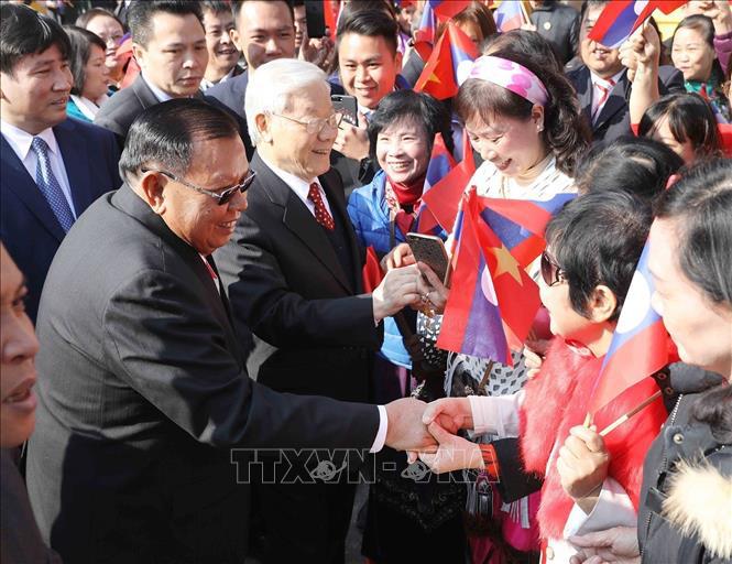 Tổng Bí thư Nguyễn Phú Trọng và Tổng Bí thư, Chủ tịch nước Lào Bounnhang Vorachith với Nhân dân Thủ đô Hà Nội sáng ngày 19/12/2017. Ảnh: TTXVN