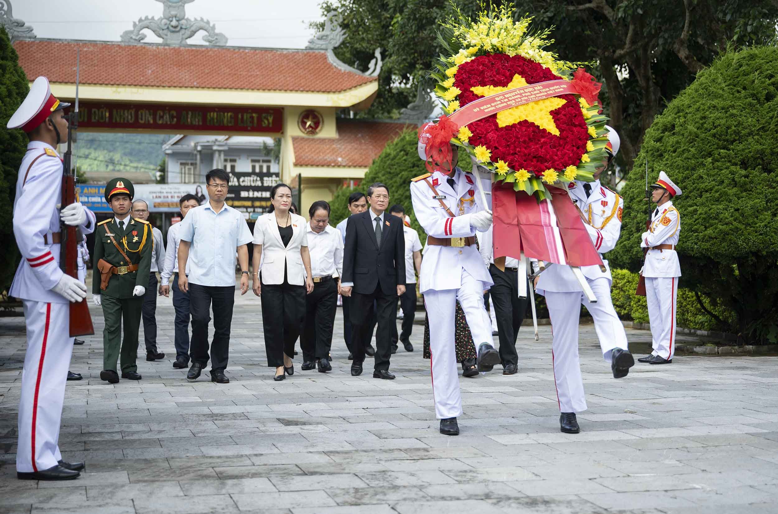 Phó Chủ tịch Quốc hội Nguyễn Đức Hải và Đoàn công tác dâng hương, dâng hoa tại Nghĩa trang liệt sĩ tỉnh Lai Châu