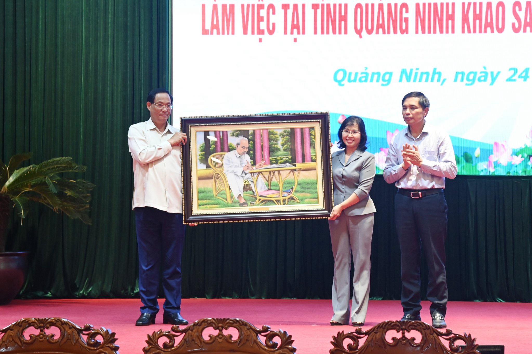 Phó Chủ tịch Quốc hội, Thượng tướng Trần Quang Phương trao quà tặng lãnh đạo tỉnh Quảng Ninh - Ảnh H.Ngọc