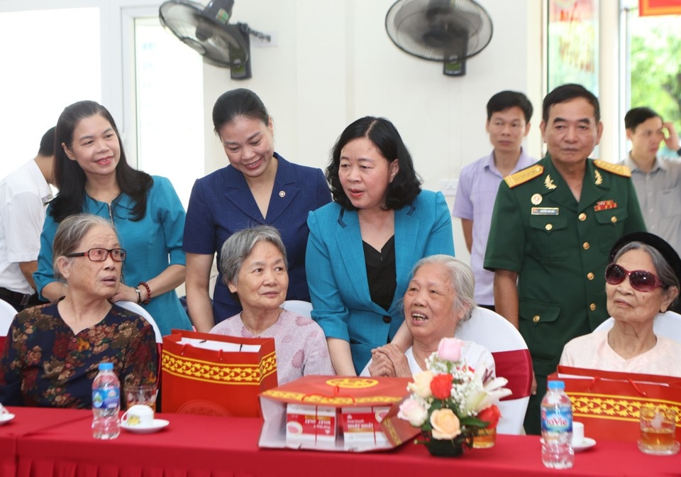 Bí thư Thành ủy Bùi Thị Minh Hoài trò chuyện, thăm hỏi các Mẹ Việt Nam Anh hùng, các đồng chí thương binh, bệnh binh, thân nhân liệt sĩ, người có công với cách mạng đang được nuôi dưỡng, điều dưỡng tại Trung tâm nuôi dưỡng và điều dưỡng người có công số II Hà Nội.