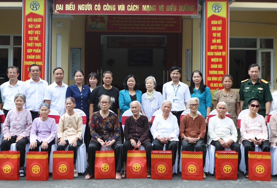 Bí thư Thành ủy Bùi Thị Minh Hoài tặng quà cho các mẹ, vợ liệt sĩ tại Trung tâm nuôi dưỡng và điều dưỡng người có công số II Hà Nội.