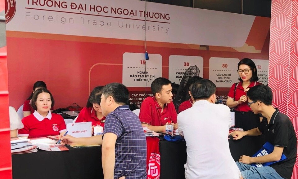 Thí sinh tìm hiểu ngành nghề tại các gian tư vấn của các trường.