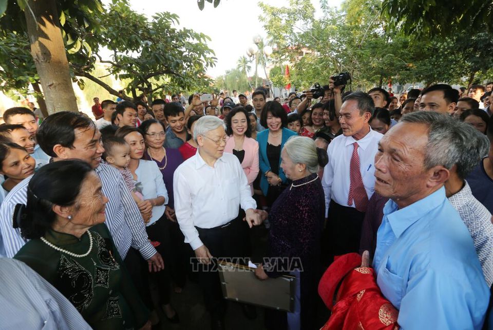 Tổng Bí thư Nguyễn Phú Trọng với người dân huyện Đan Phượng (Hà Nội, 15/11/2015) - Ảnh: TTXVN