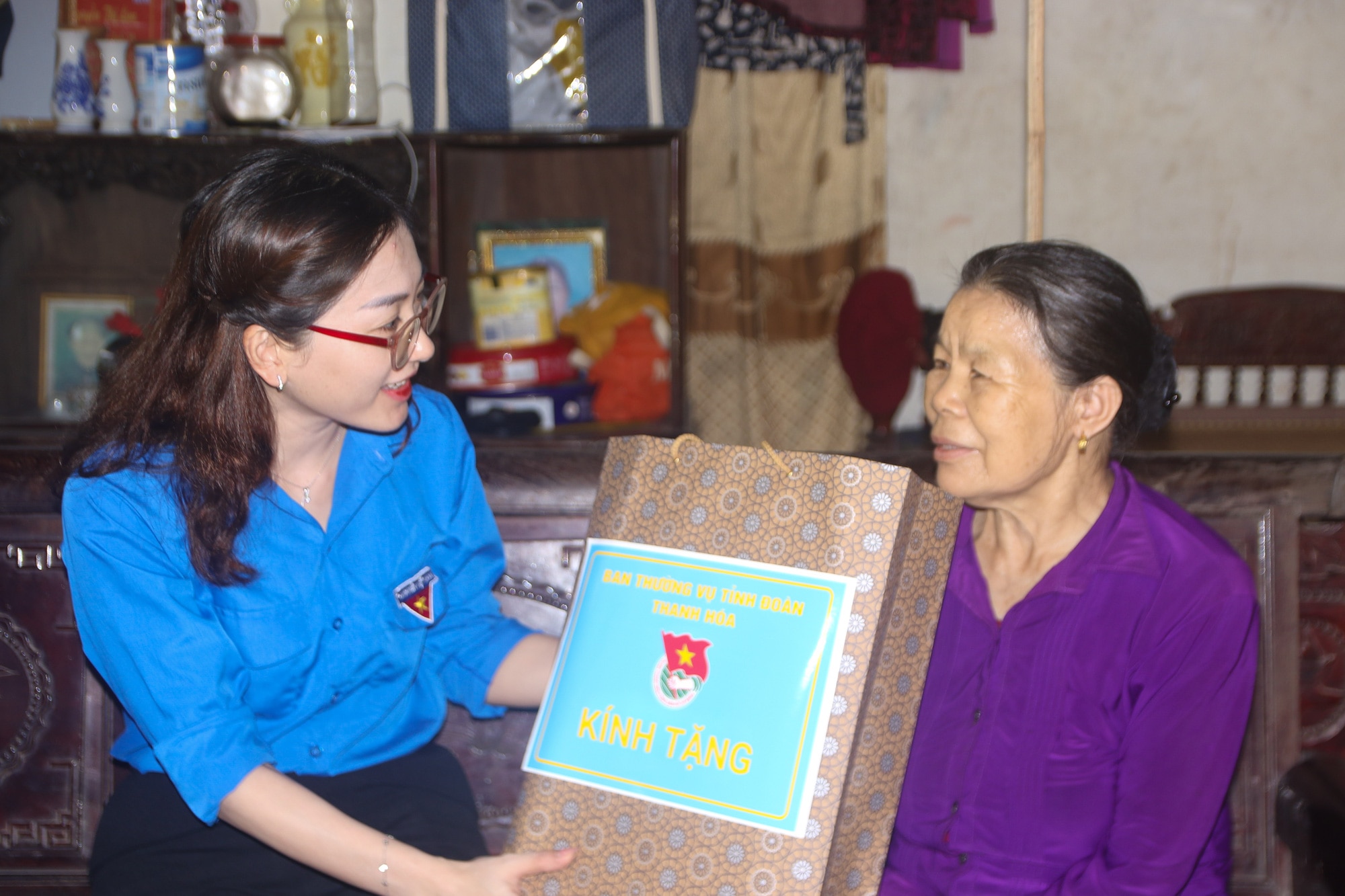 Chị Phùng Tố Linh - phó bí thư Tỉnh đoàn Thanh Hóa - tặng quà cho gia đình cựu thanh niên xung phong ở phường Nguyên Bình, thị xã Nghi Sơn - Ảnh: CTV