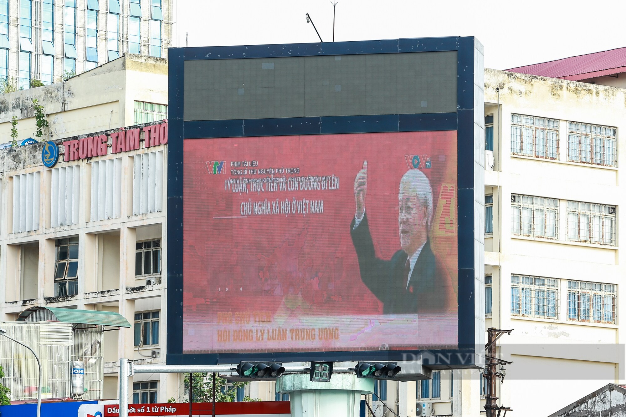 Bộ phim tài liệu tưởng nhớ Tổng Bí thư Nguyễn Phú Trọng được chiếu trên khắp đường phố Hà Nội- Ảnh 4.