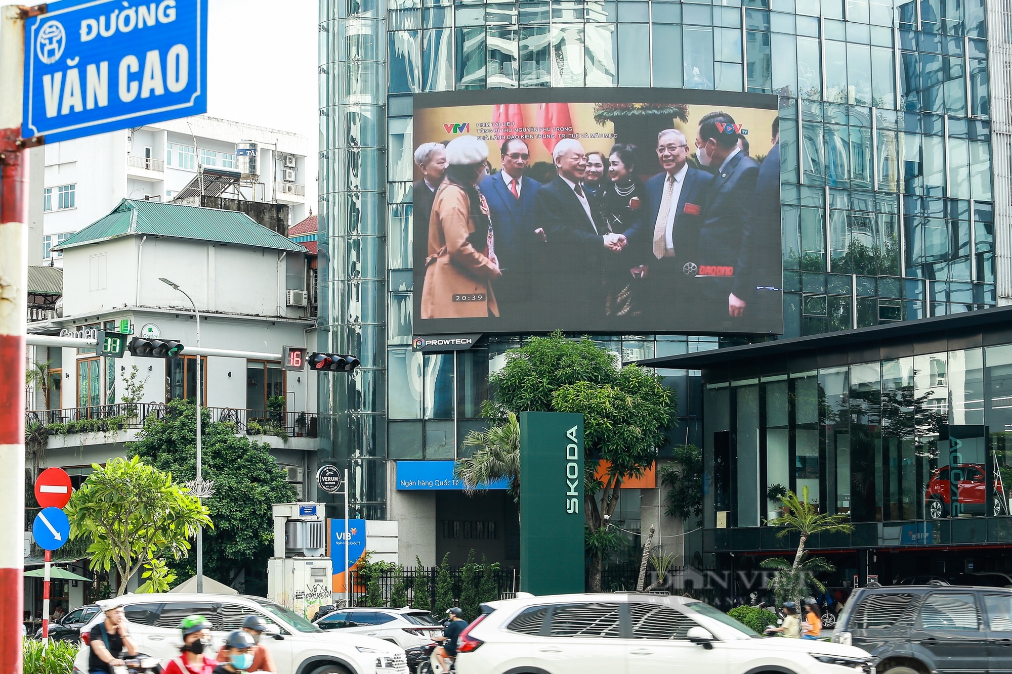 Bộ phim tài liệu tưởng nhớ Tổng Bí thư Nguyễn Phú Trọng được chiếu trên khắp đường phố Hà Nội- Ảnh 7.