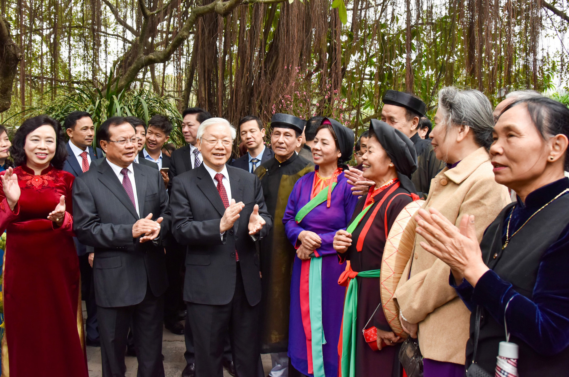 Tổng Bí thư Nguyễn Phú Trọng và nguyên Bí thư Thành ủy Hà Nội Phạm Quang Nghị chúc Tết bà con nhân dân Thủ đô tại Đền Ngọc Sơn dịp Xuân Đinh Dậu 2017. Ảnh: Duy Linh