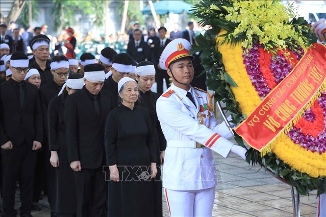 Xúc động hình ảnh phu nhân Ngô Thị Mận và gia đình trước linh cữu Tổng Bí thư Nguyễn Phú Trọng- Ảnh 2.