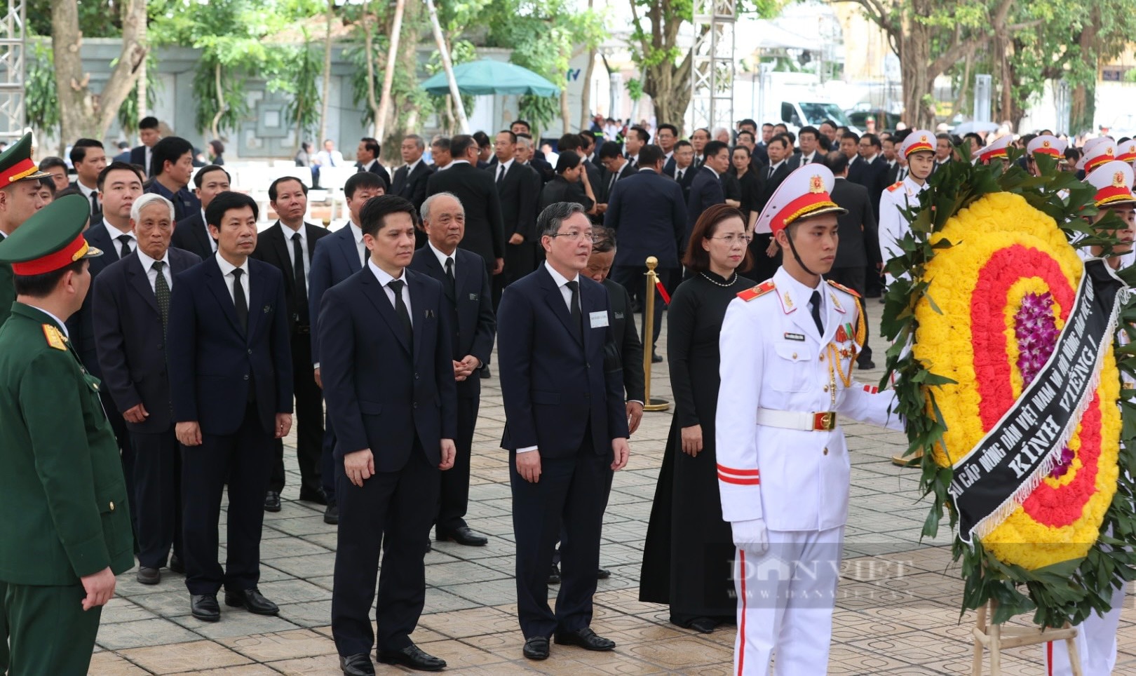 Chủ tịch Hội Nông dân Việt Nam Lương Quốc Đoàn dẫn đầu đoàn vào viếng Tổng Bí thư Nguyễn Phú Trọng- Ảnh 6.