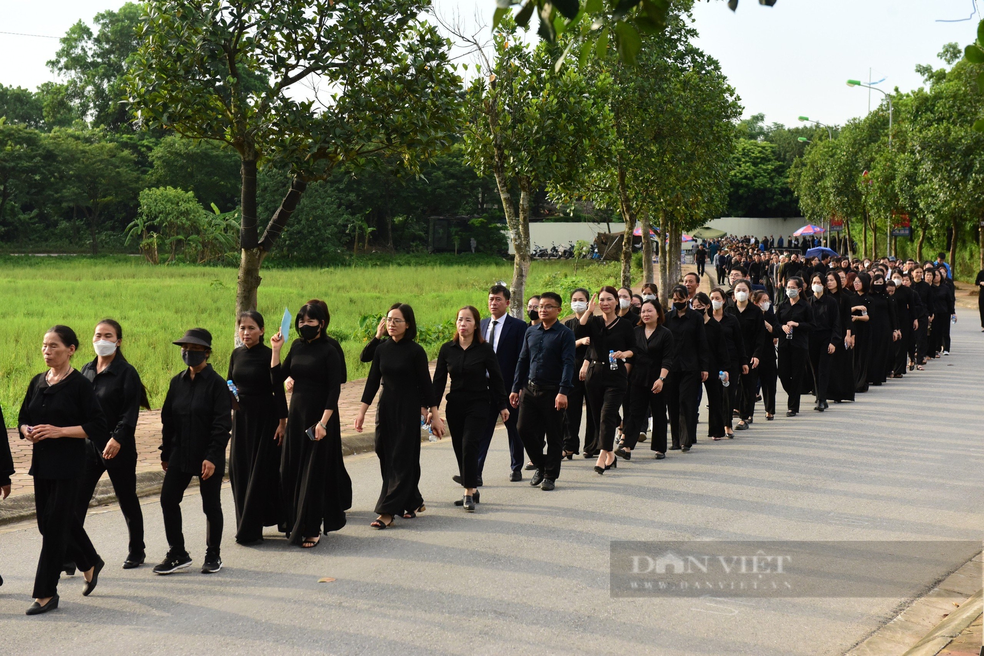 Cầu thủ Quang Hải, Duy Mạnh xếp hàng cùng dòng người viếng Tổng Bí thư Nguyễn Phú Trọng- Ảnh 2.