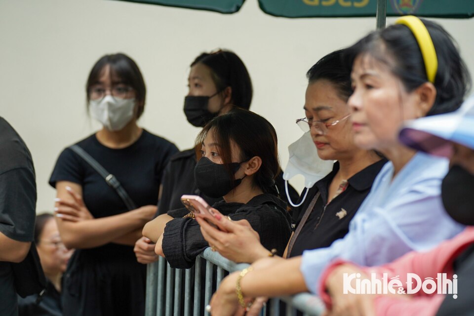 Mọi người đều ăn mặc trang nghiêm, kiên nhẫn chờ đợi từ sáng sớm để vào tiễn đưa Tổng Bí thư Nguyễn Phú Trọng.