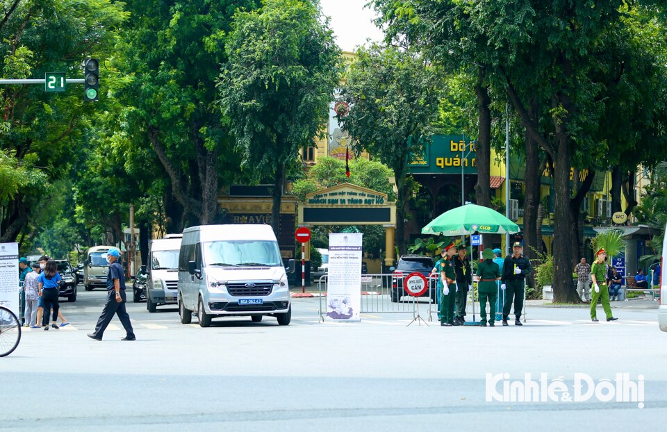 An ninh tại khu vực xung quanh Nhà tang lễ được thắt chặt. Nhiều tuyến phố lân cận cấm triệt để các phương tiện (trừ xe có phù hiệu bảo vệ, xe phục vụ Lễ Quốc tang).