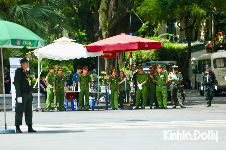 An ninh thắt chặt, người dân xếp hàng chờ viếng Tổng Bí thư Nguyễn Phú Trọng - Ảnh 3