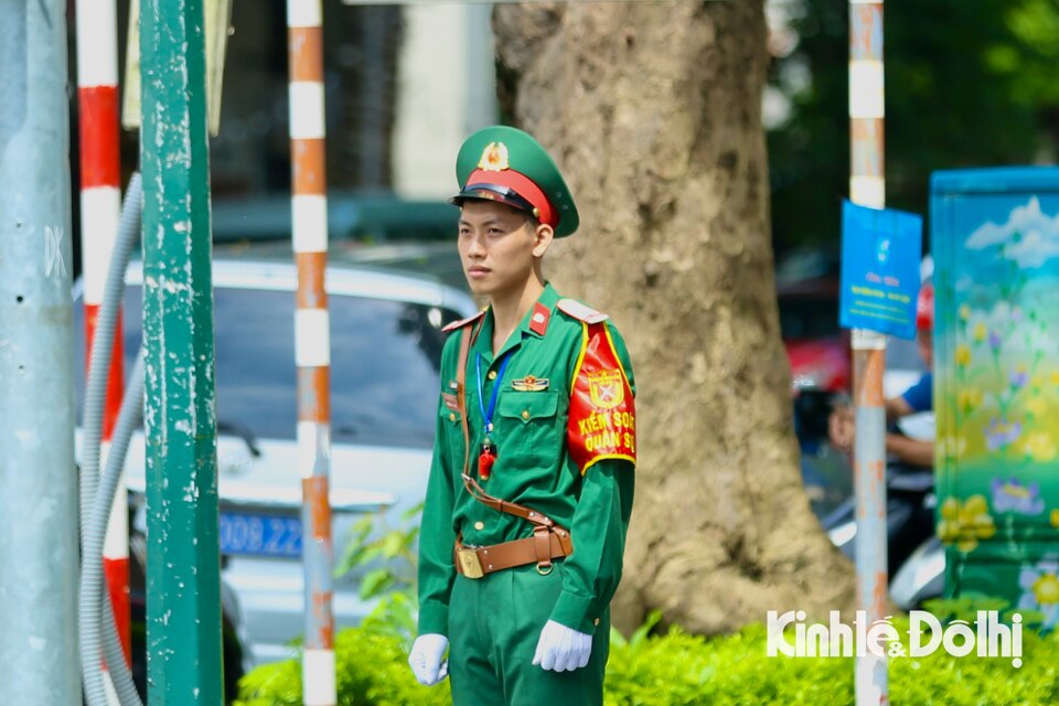 An ninh thắt chặt, người dân xếp hàng chờ viếng Tổng Bí thư Nguyễn Phú Trọng - Ảnh 4