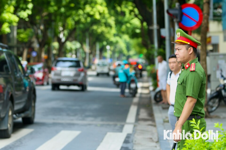 An ninh thắt chặt, người dân xếp hàng chờ viếng Tổng Bí thư Nguyễn Phú Trọng - Ảnh 6