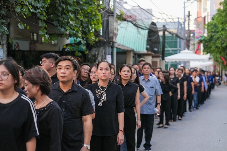 Không ai bảo ai tất cả đều lặng yên, thành kính tiến dần vào Nhà tang lễ Quốc gia, Nhà văn hoá thôn Lại Đà để được viếng Tổng Bí thư Nguyễn Phú Trọng.  