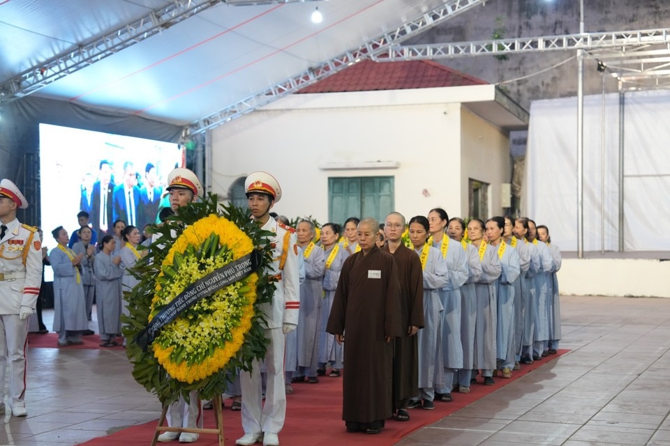 Từ 18h (ngày 25/7), người dân xếp hàng thành từng dòng vào viếng Tổng Bí thư Nguyễn Phú Trọng - Ảnh 1