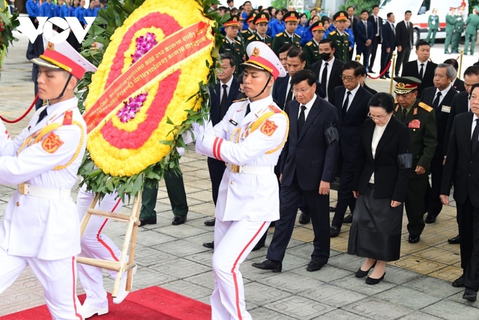 Đoàn đại biểu cấp cao của Đảng, Nhà nước Lào do Tổng Bí thư Đảng Nhân dân Cách mạng Lào, Chủ tịch nước Cộng hòa Dân chủ Nhân dân Lào Thongloun Sisoulith dẫn đầu vào viếng Tổng Bí thư Nguyễn Phú Trọng. Nước CHDCND Lào cũng tổ chức Quốc tang trong thời gian từ ngày 25 đến 26/7/2024, treo cờ rủ và hạn chế mọi hoạt động vui chơi giải trí. Ảnh: VOV