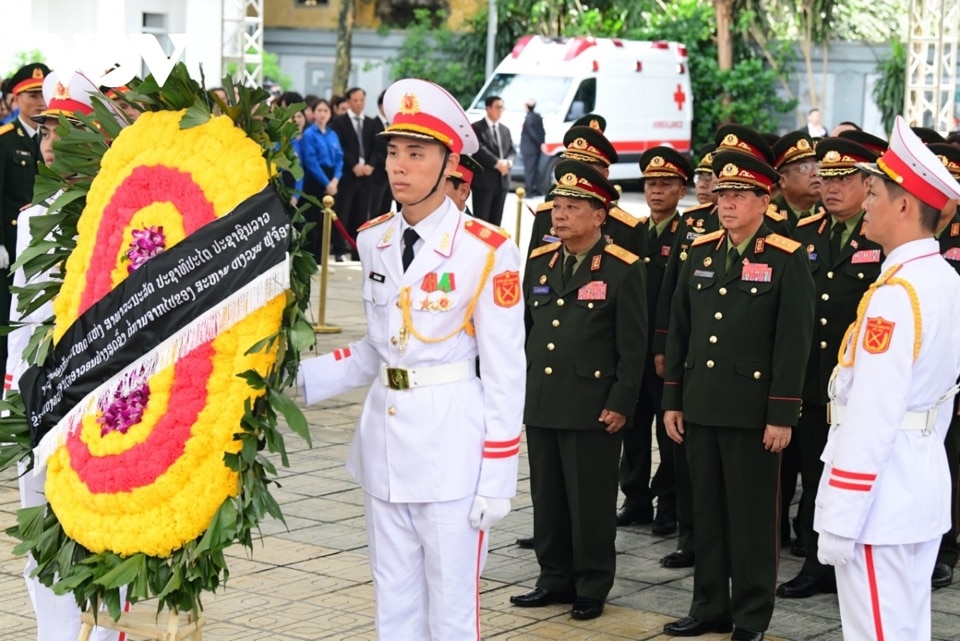 Đại tướng Chansamone Chanyalath, Ủy viên Bộ Chính trị Đảng Nhân dân Cách mạng Lào, Phó Thủ tướng Chính phủ, Bộ trưởng Bộ Quốc phòng nước Cộng hòa Dân chủ nhân dân Lào viếng Tổng Bí thư. Ảnh: VOV