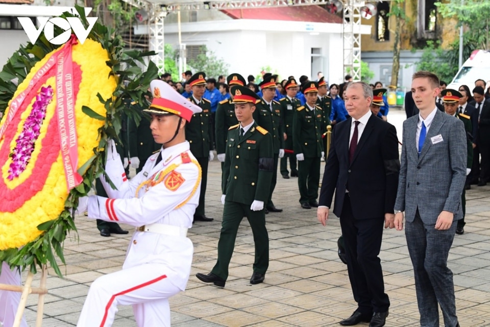 Đoàn đại biểu Đảng Cộng sản Liên bang Nga do Phó Chủ tịch Đảng, Chủ nhiệm Ủy ban Liên kết Á-Âu của Duma quốc gia Nga Leonist Kalashnikov dẫn đầu, viếng Tổng Bí thư Nguyễn Phú Trọng. Ảnh: VOV