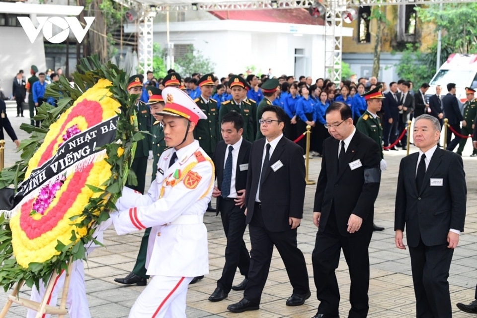 Chủ tịch Đoàn Chủ tịch, Ban Chấp hành Trung ương Đảng Cộng sản Nhật Bản Shii Kazuo dẫn đầu đoàn Đảng Cộng sản Nhật Bản viếng Tổng Bí thư Nguyễn Phú Trọng. Ảnh: VOV