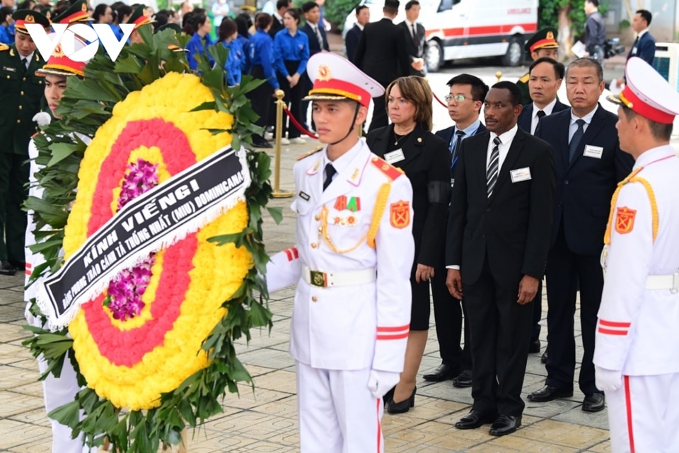 Đoàn Đảng phong trào cánh tả thống nhất Dominica vào viếng Tổng Bí thư Nguyễn Phú Trọng. Ảnh: VOV