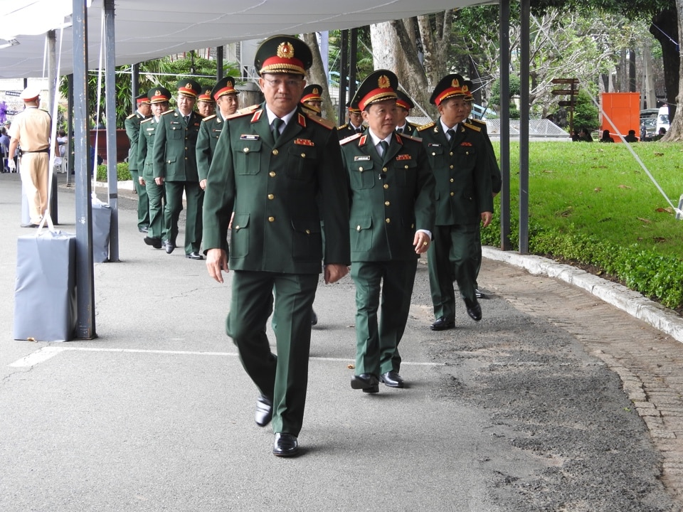 TP Hồ Chí Minh: người dân đội mưa chờ viếng Tổng Bí thư Nguyễn Phú Trọng - Ảnh 1