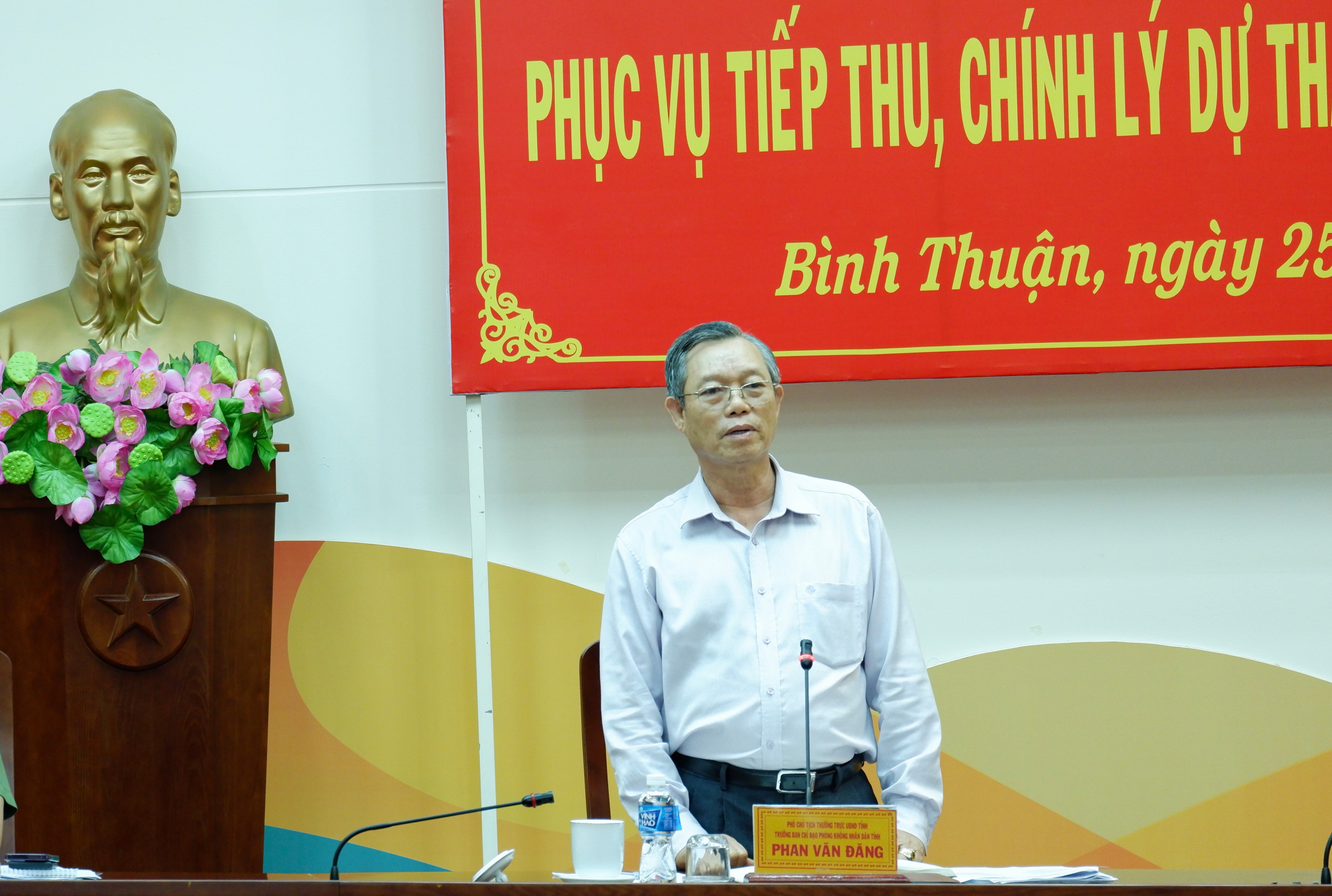 Phó Chủ tịch Thường trực UBND tỉnh Bình Thuận Phan Văn Đăng phát biểu tại cuộc làm việc