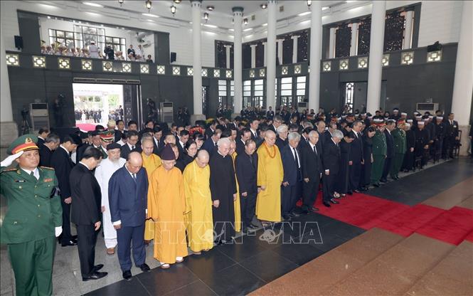 Đoàn Uỷ ban Trung ương Mặt trận Tổ quốc Việt Nam, do Đồng chí Đỗ Văn Chiến, Uỷ viên Bộ Chính trị, Bí thư Trung ương Đảng, Chủ tịch UBTW MTTQ Việt Nam làm Trưởng đoàn, kính viếng Tổng Bí thư Nguyễn Phú Trọng. Ảnh: TTXVN