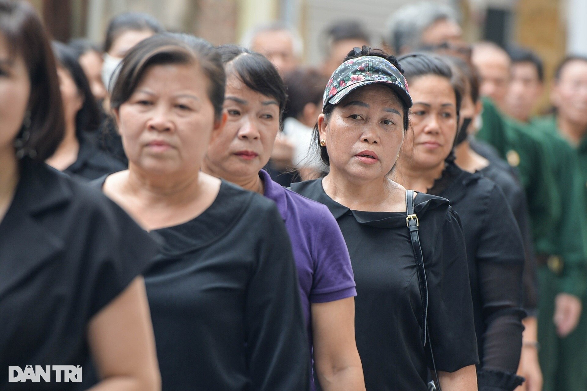 Người dân xếp hàng dài gần 2km ở Lại Đà để viếng Tổng Bí thư - 9