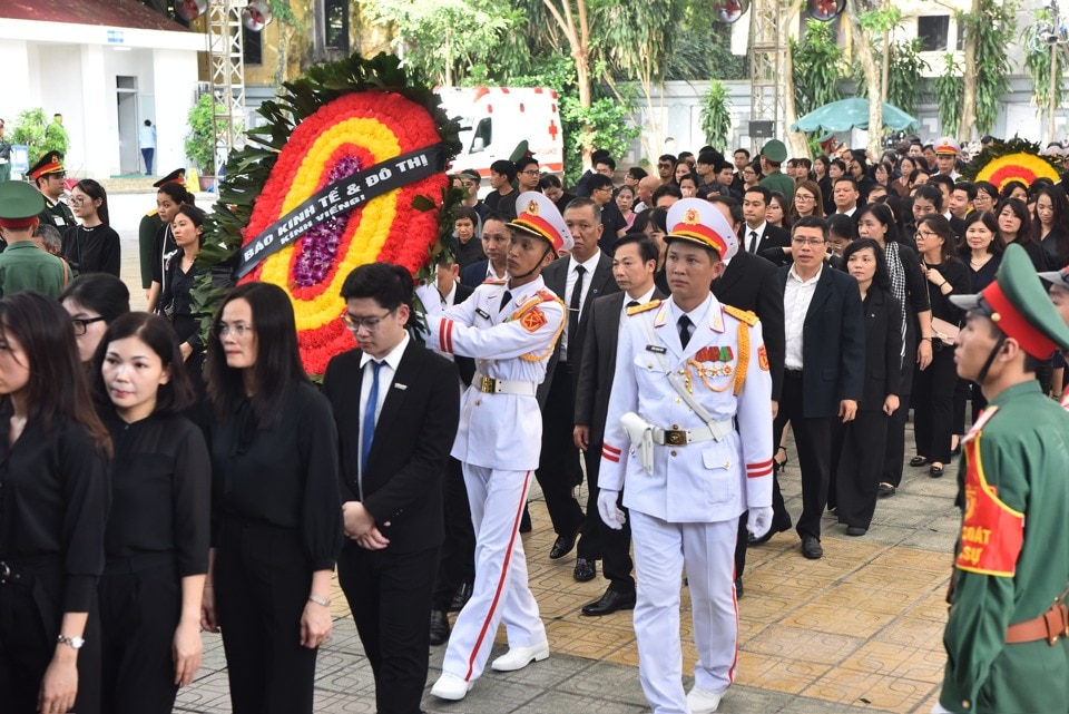 Sáng 26/7, Đoàn cán bộ, phóng viên, người lao động Báo Kinh tế&Đô thị do Tổng Biên tập Báo Kinh tế&Đô thị Nguyễn Thành Lợi làm Trưởng đoàn viếng Tổng Bí thư Nguyễn Phú Trọng tại Nhà tang lễ Quốc gia số 5 Trần Thánh Tông. Ảnh: Ngọc Tú