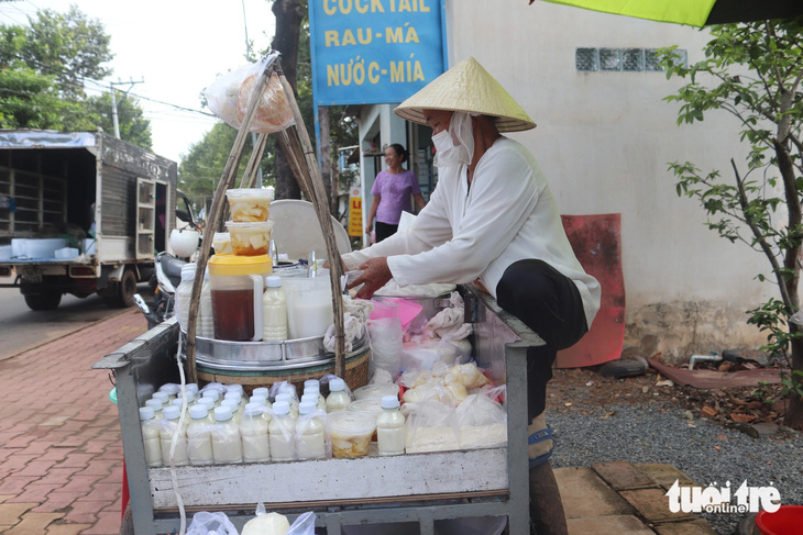 Cụ bà 70 tuổi bán tàu hủ nuôi con ăn học thành tài- Ảnh 3.