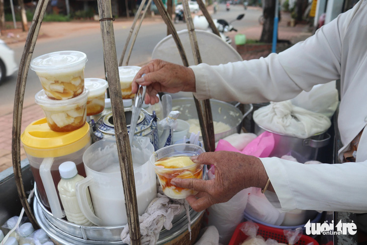 Cụ bà 70 tuổi bán tàu hủ nuôi con ăn học thành tài- Ảnh 5.