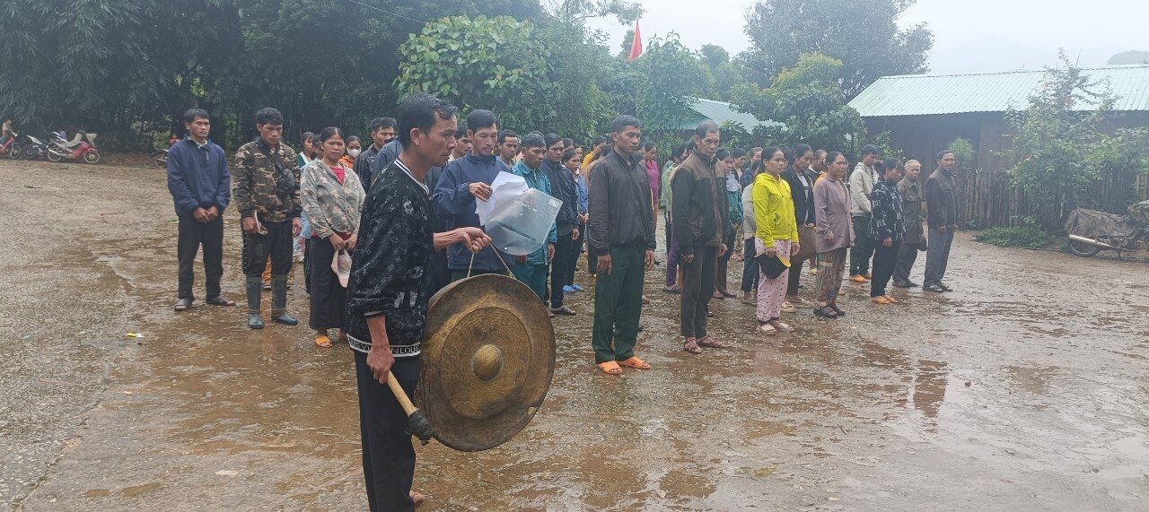 Đồng bào Xơ Đăng huyện Tu Mơ Rông đánh bài chiêng buồn để thành kính tiễn đưa đồng chí Tổng Bí thư Nguyễn Phú Trọng