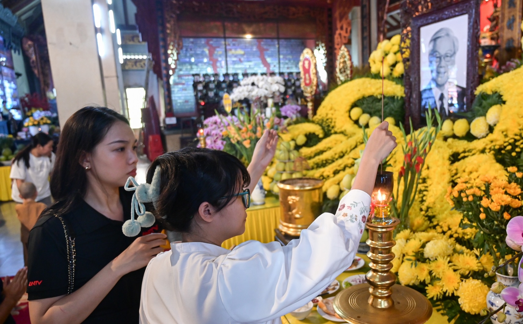 Người dân TPHCM thắp hương tưởng nhớ Tổng Bí thư Nguyễn Phú Trọng