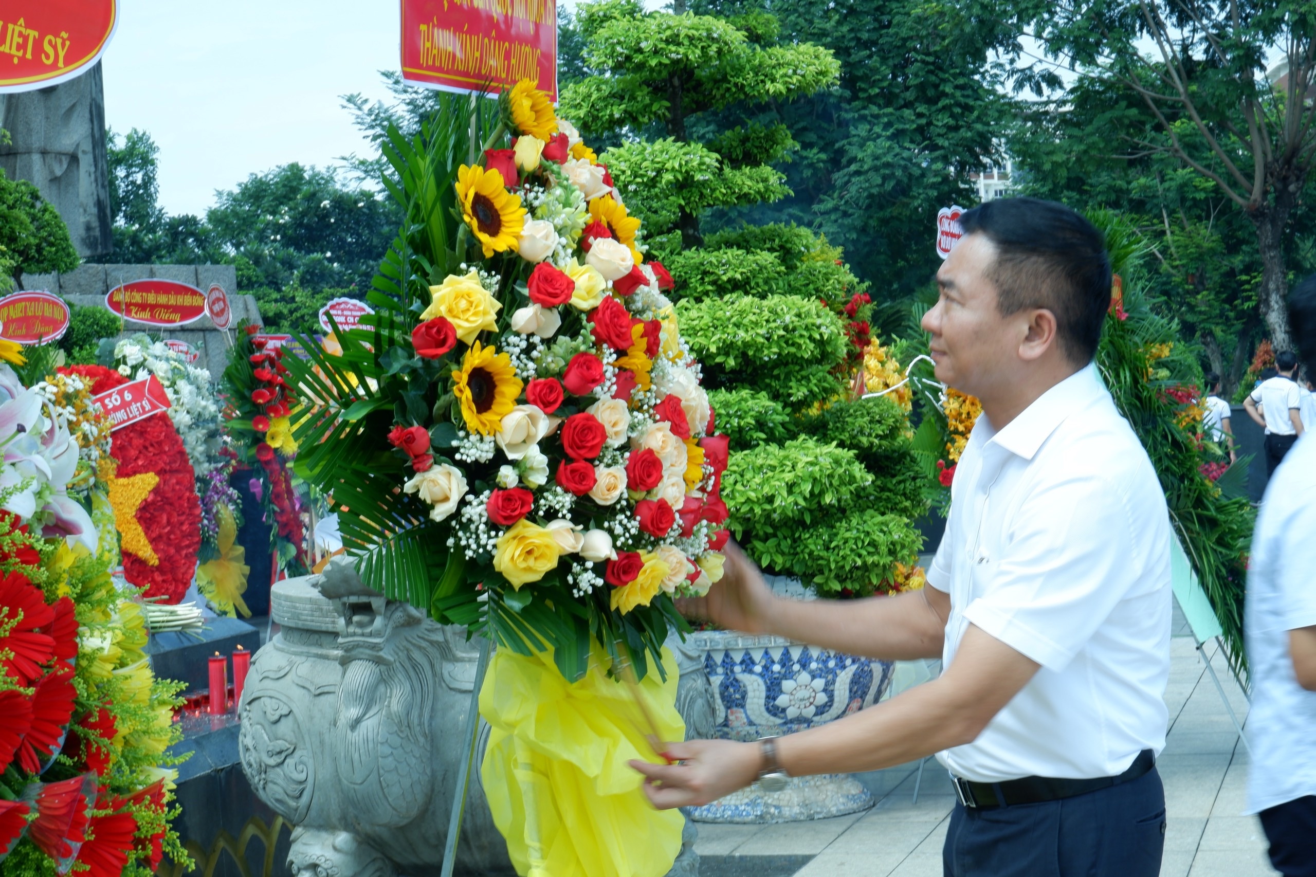 Phó Chủ nhiệm Ủy ban Quốc phòng và An ninh, Trung tướng Nguyễn Minh Đức dâng hương tưởng niệm các Anh hùng Liệt sĩ tại Nghĩa trang Liệt sĩ TP. Hồ Chí Minh